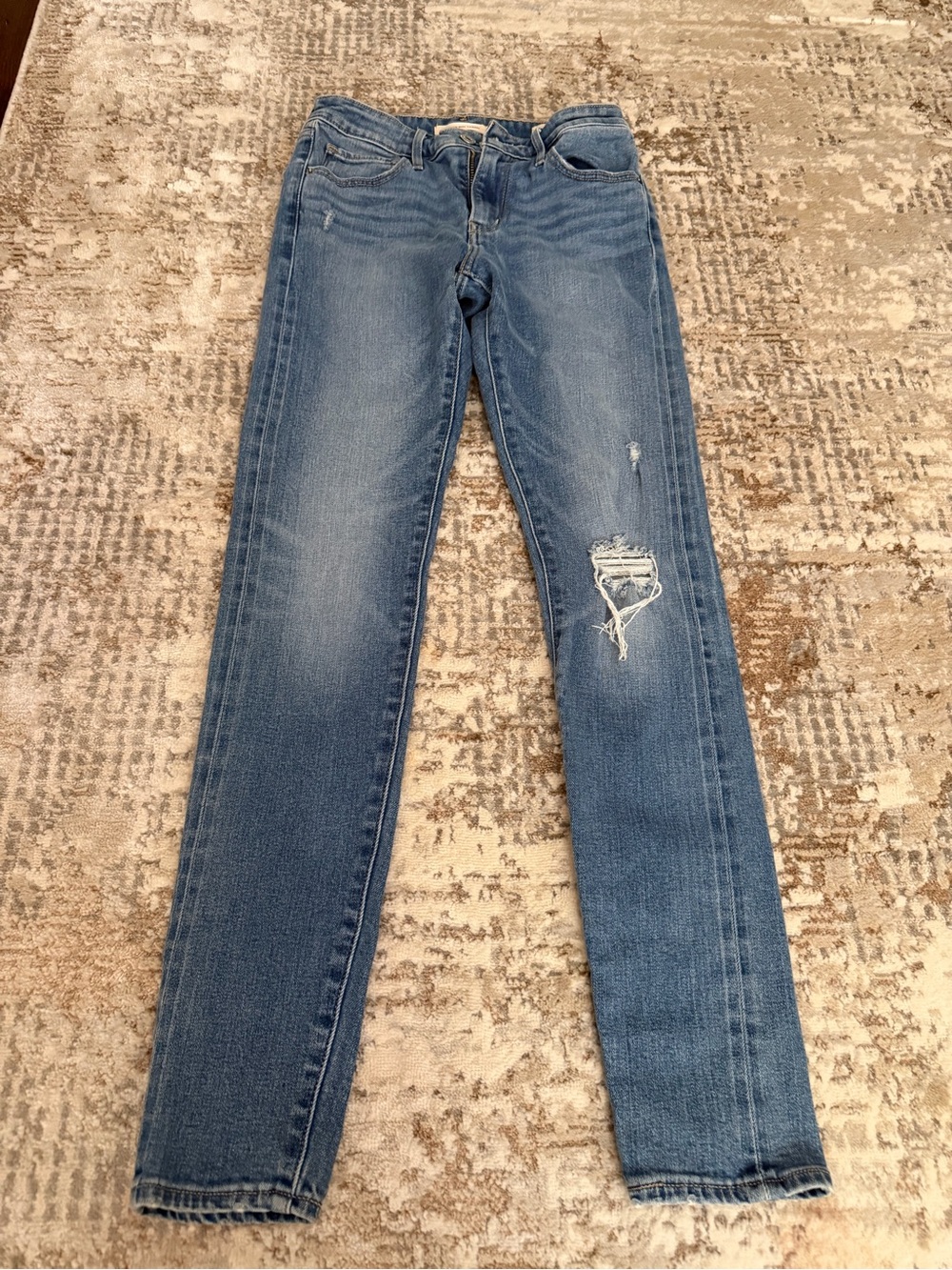Levi's Women's Skinny Jeans in Medium Blue with Knee Distress